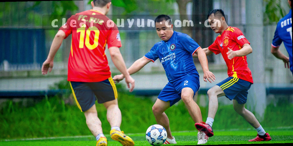 抽象邮件与电话图标在深蓝底上发出荧光青与紫色光效
